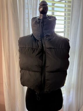FUINLOTH Black Cropped Puffer Vest High Neck Zip Up Size M